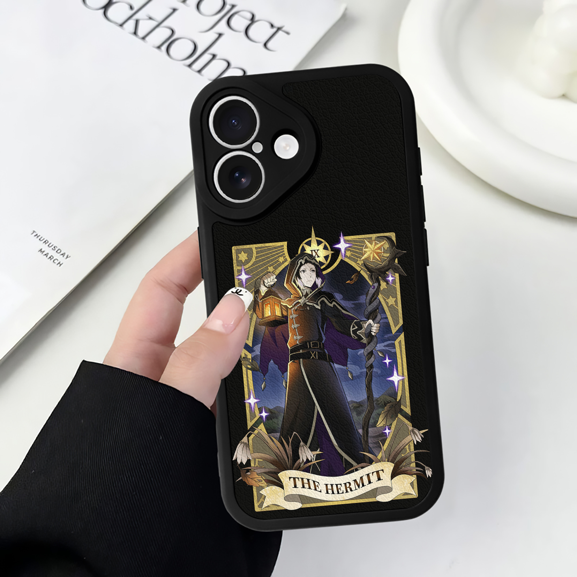 （画像用） 文豪ストレイドッグス Bungo Stray Dogs 【iPhone 16シリーズ対応】シリコンスマホケース（レザー調） 材質：シリコン